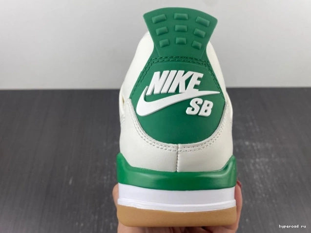 Air 4 Jordan Green Pine DR5415-103 x Nike SB 0813